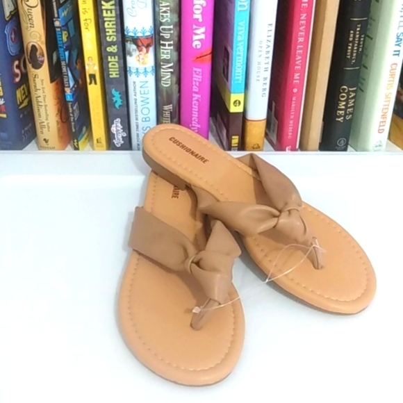 CUSHIONAIRE CAPPUCCINO THONG CROSSOVER FLIP FLOPS SANDALS SIZE 7.5 NWT - Picture 1 of 11